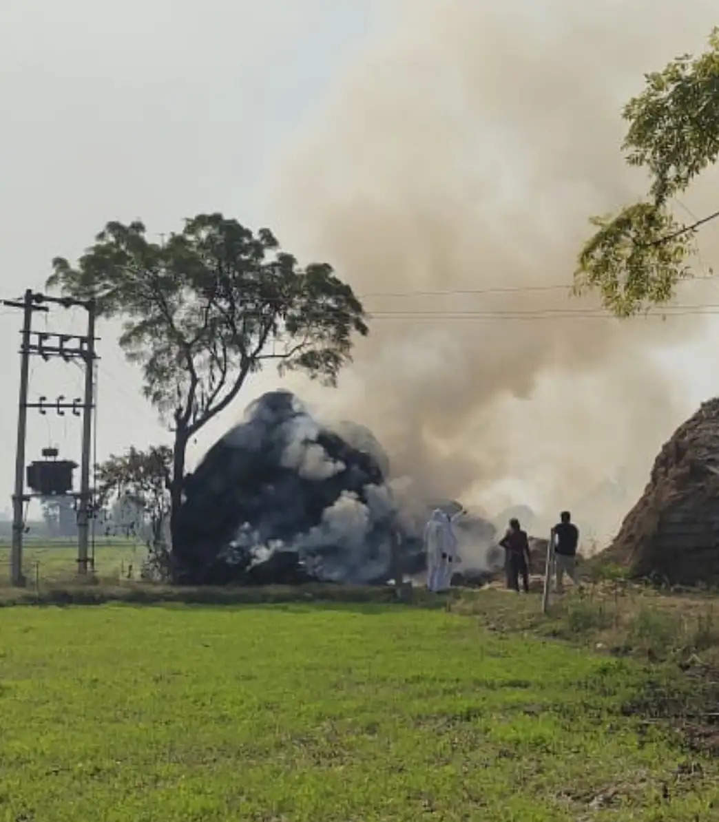 कैथल: शार्ट सर्किट से पराली के ढेर में लगी आग, तूड़ी के कूप जलकर खाक