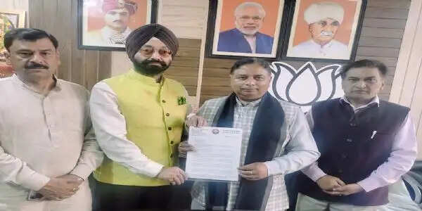 जम्मू-कश्मीर शरणार्थी प्रकोष्ठ ने समुदाय के प्रमुख मुद्दों पर सत शर्मा को ज्ञापन सौंपा