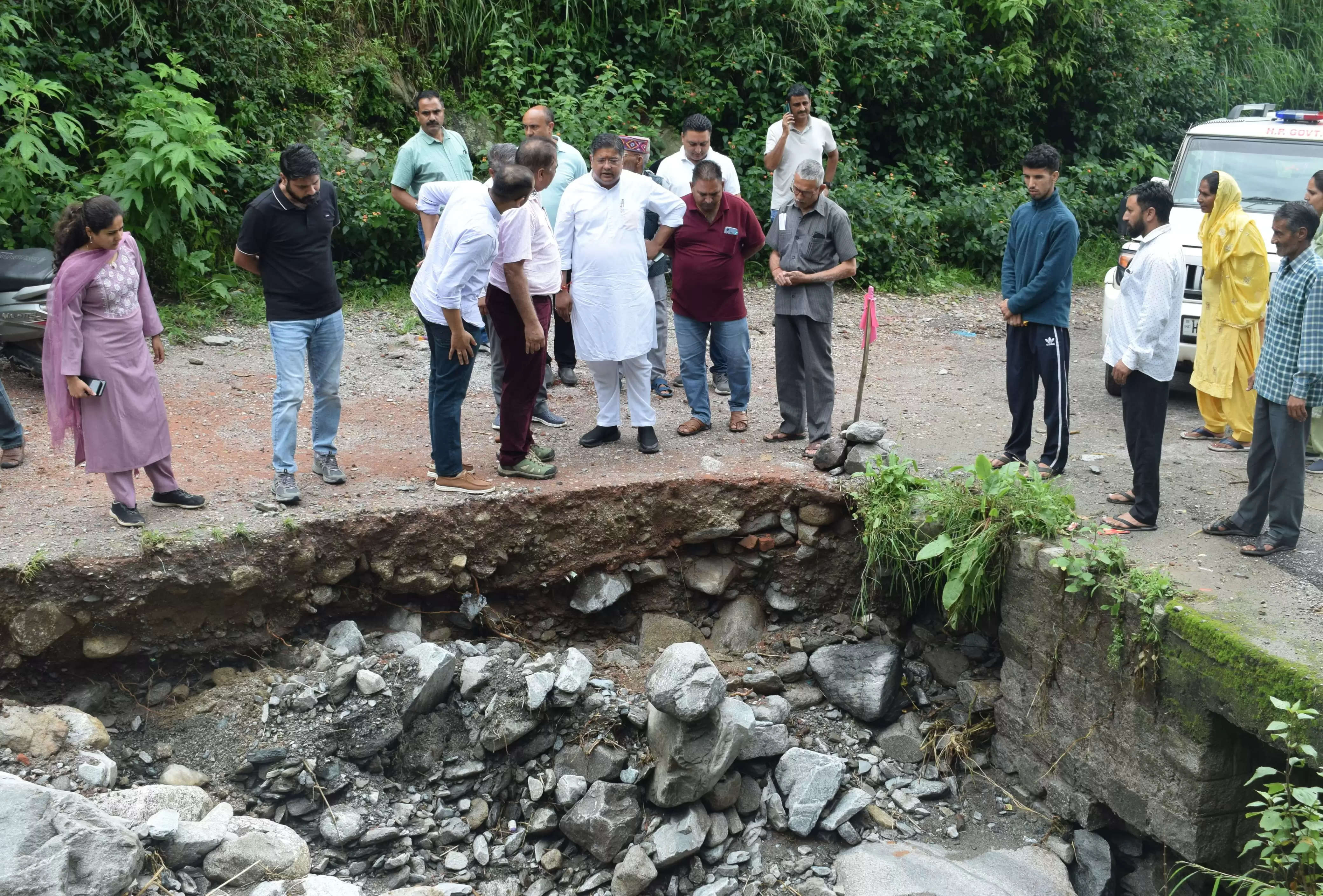 सीपीएस आशीष बुटेल ने पालमपुर में वर्षा प्रभावित इलाकों का किया दौरा