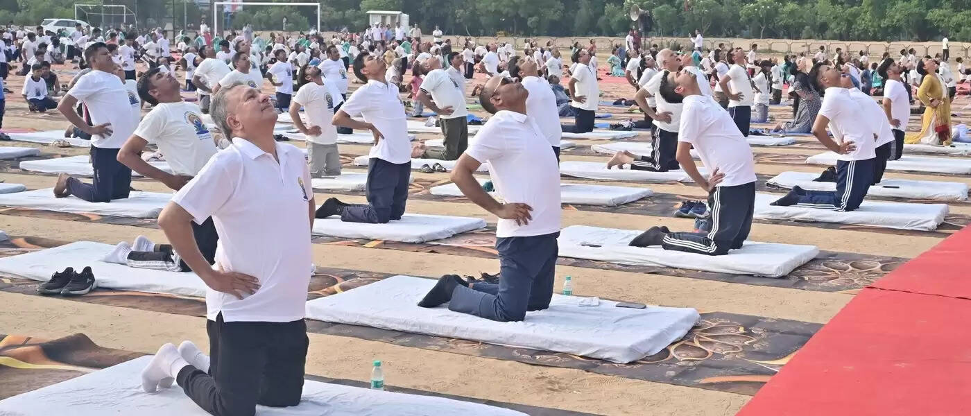 सिरसा: तनाव रहित जीवन जीने के लिए योग आवश्यक: एसडीम डा. अर्पित संगल