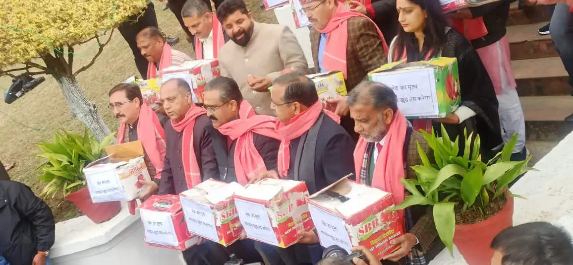 सेब की पेटियां के साथ विधानसभा परिसर में विपक्षी भाजपा विधायकों का प्रदर्शन