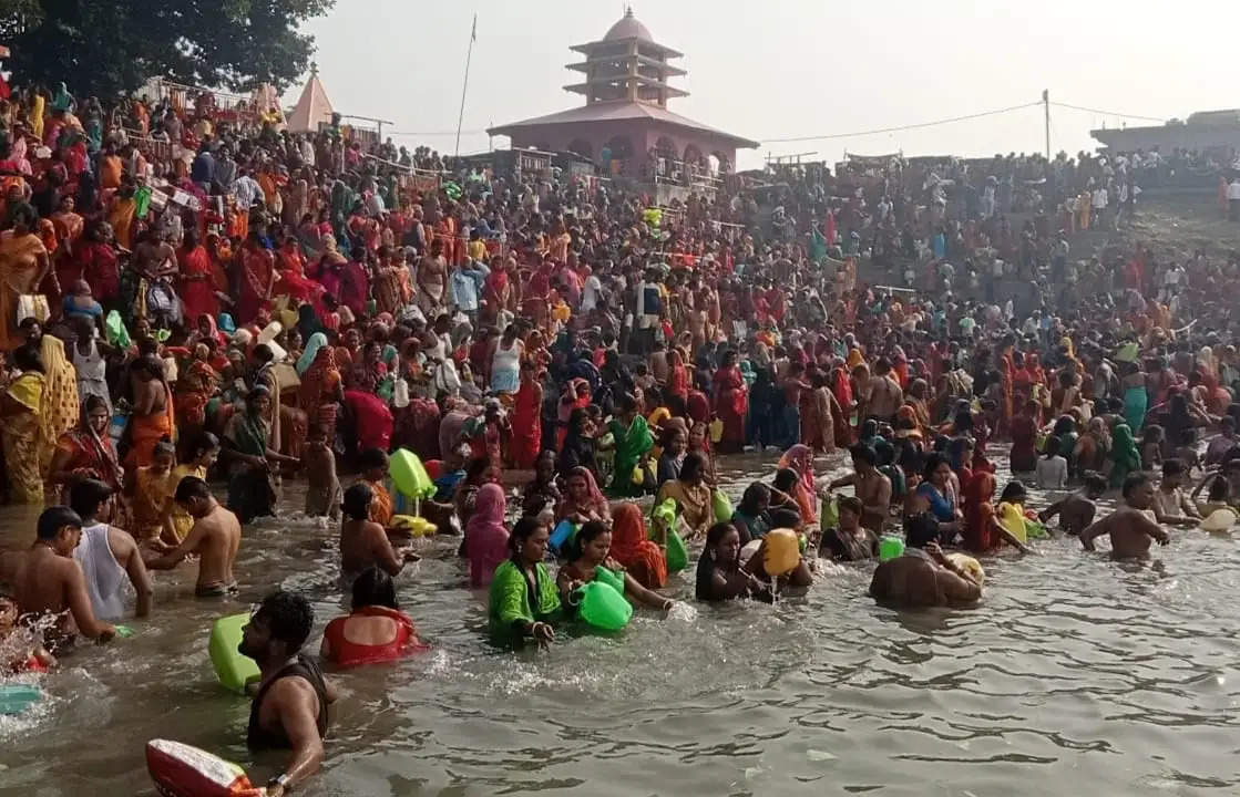 छठ : महापर्व को लेकर स्नान और गंगाजल लेने के लिए उमड़ी छठ व्रतियों की भीड़