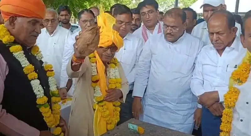 इंदौरः जिले में समर्थन मूल्य पर गेहूं खरीदी प्रारंभ, किसानों ने अपनी उपज बेचने में दिखाया भारी उत्साह