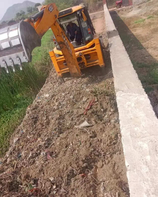 अतिक्रमण से सिकुड़ता कानोता बांध