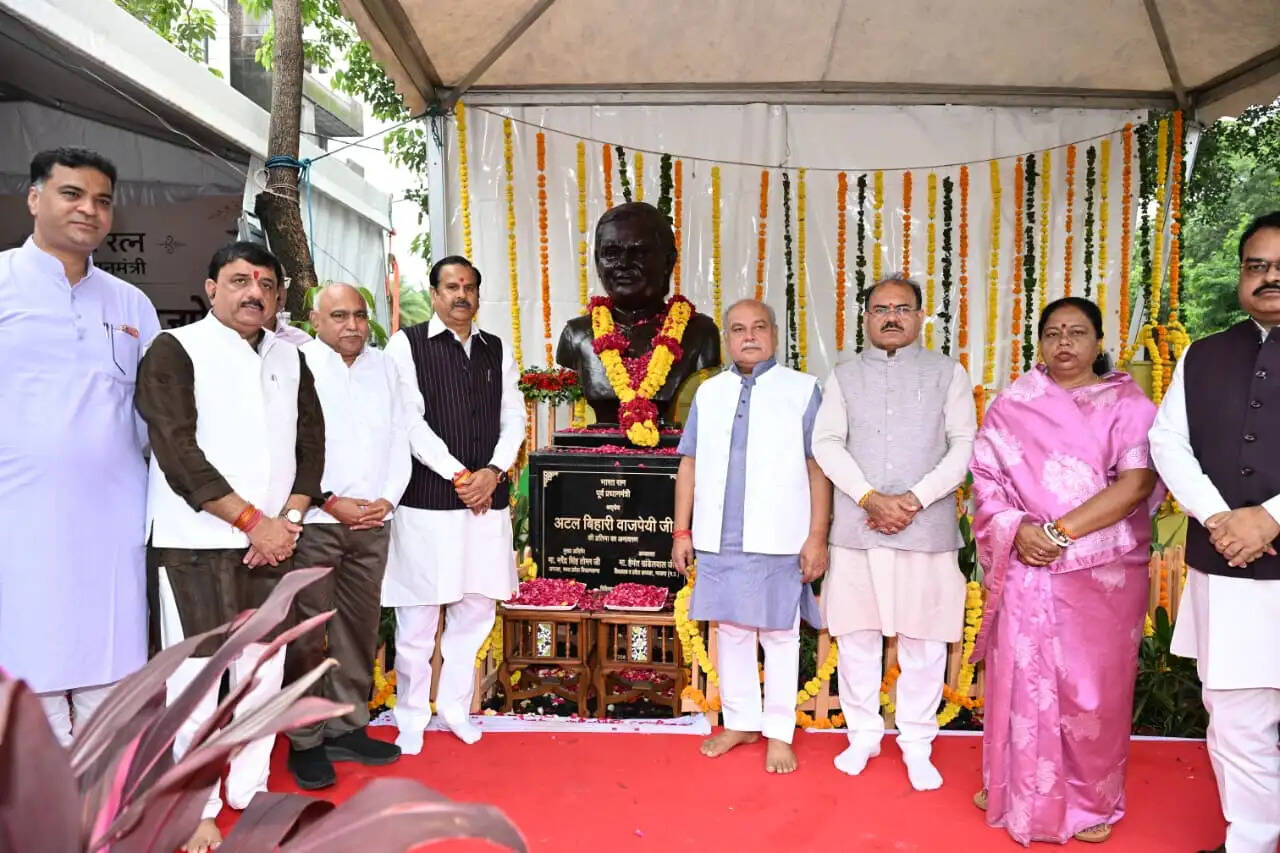 (अपडेट)&nbsp;अटल जी की दूरदृष्टि और राष्ट्रसेवा की विरासत सदैव प्रेरणा देती रहेगी:&nbsp;नरेंद्र सिंह तोमर