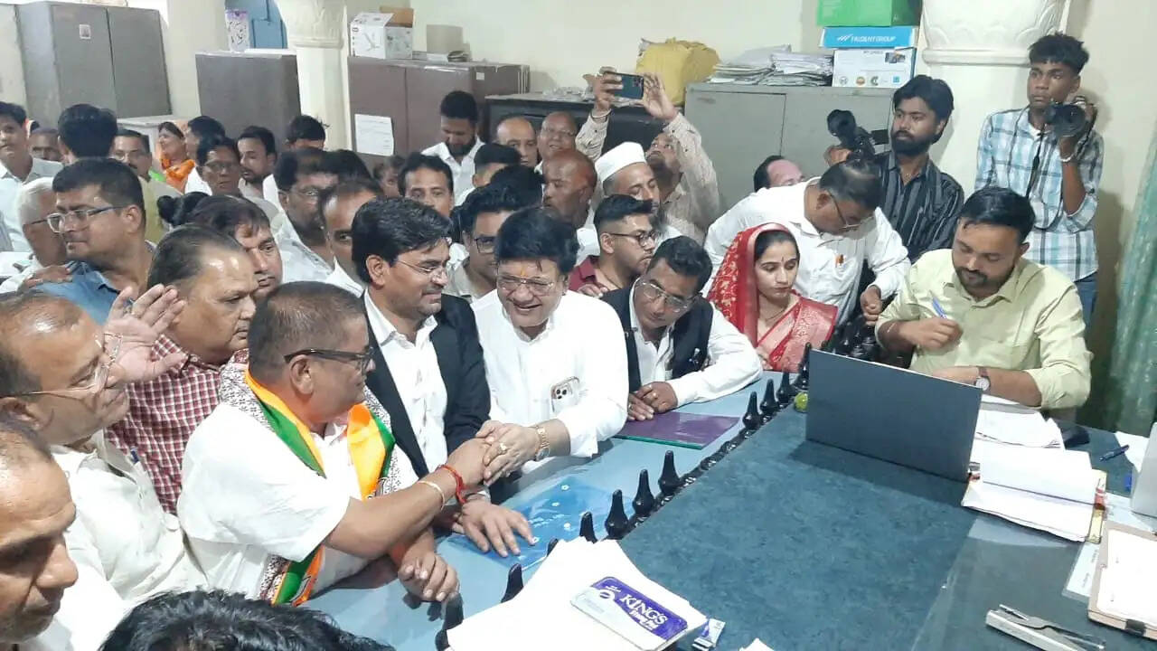 भाजपा और कांग्रेस कार्यकर्ताओं का भारी जमावड़ा, कलेक्ट्रेट परिसर में दिखा जबरदस्त चुनावी माहौल