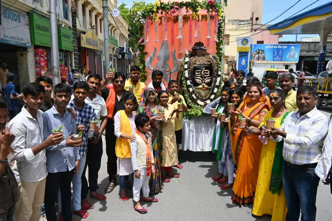 श्री काशी विश्वनाथ दरबार में श्रद्धालुओं का सैलाब, हर-हर महादेव की चहुंओर गूंज