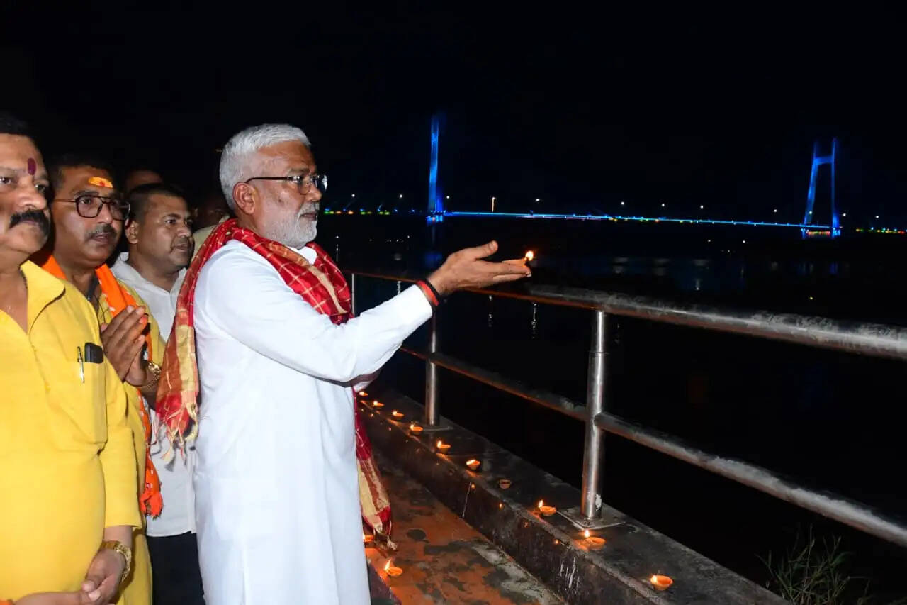 प्रयागराज के प्रमुख स्थलों पर जलाए गए ‘आशीर्वाद के दीये’ : स्वतंत्र देव सिंह