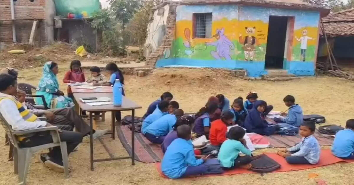 अनूपपुर: खुले आसमान के नीचे मैदान में लग रहीं प्राथमिक कक्षायें, 20 बच्चों का भविष्य दांव पर