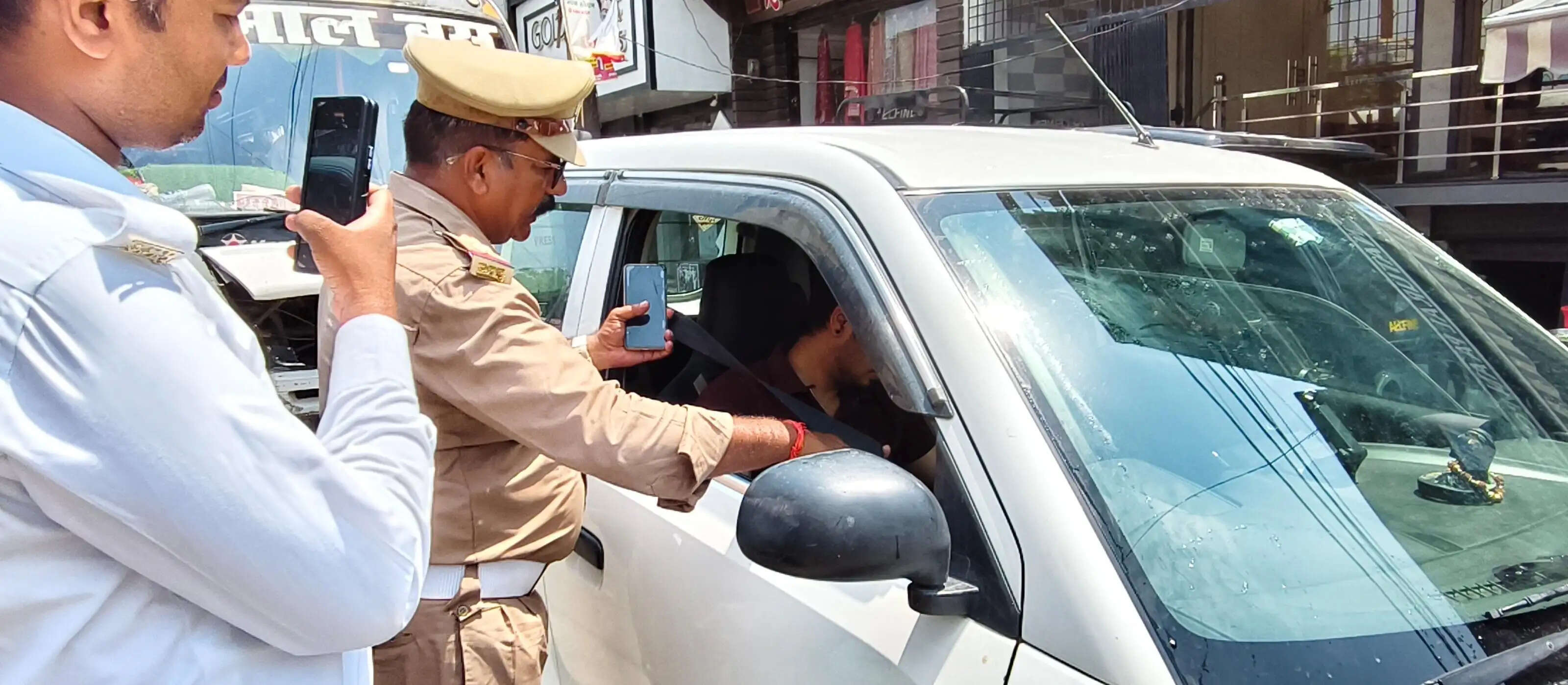 जौनपुर में चला सघन वाहन चेकिंग अभियान, नियम तोड़ने वालों पर पुलिस की सख्ती