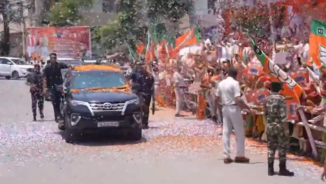 प्रधानमंत्री नरेन्द्र मोदी का एयरपोर्ट से गांधी मैदान तक लोगों ने किया स्वागत