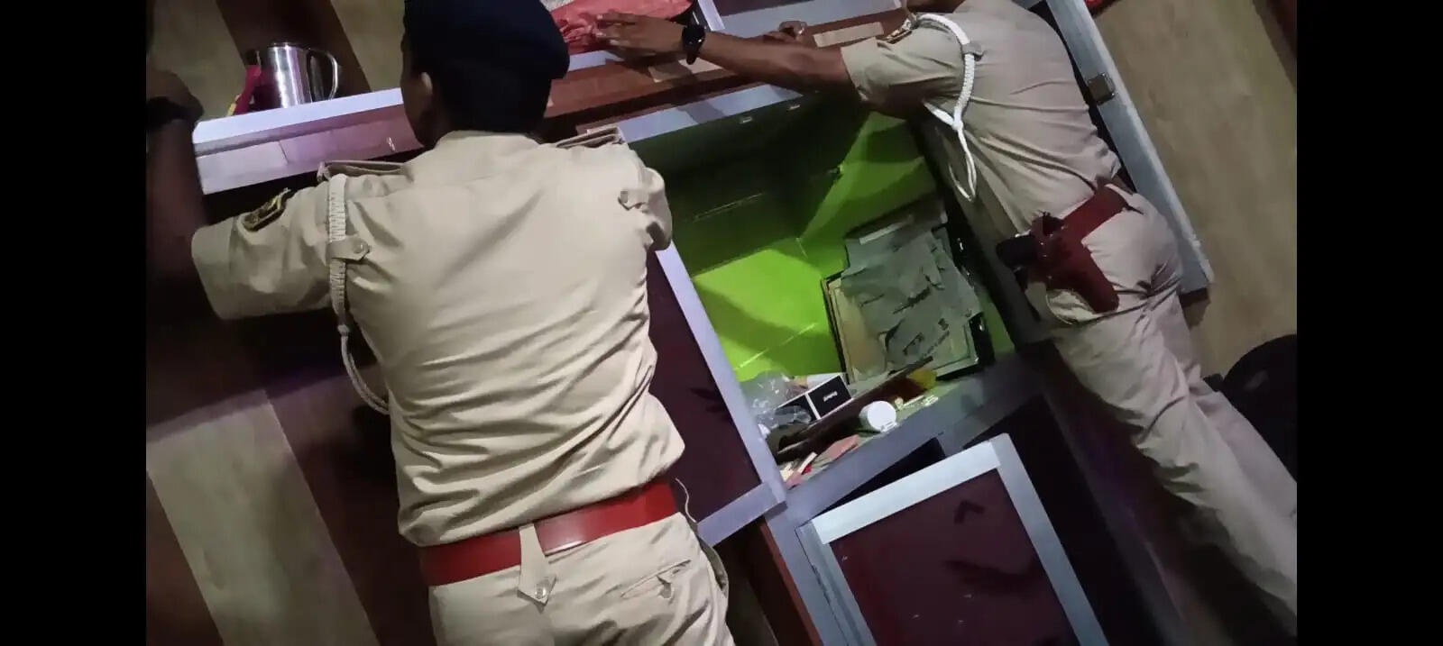 शराब माफिया रिंकू पांडेय के घर पुलिस की छापेमारी, डायरी बरामद, 10 हजार का इनाम घोषित
