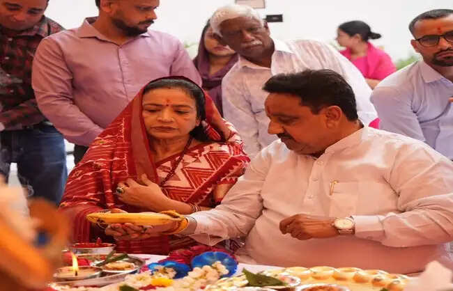शारदीय नवरात्रि पर सांसद प्रवीन खंडेलवाल ने सपरिवार की कलश स्थापना, माँ शैलपुत्री की पूजा-अर्चना की