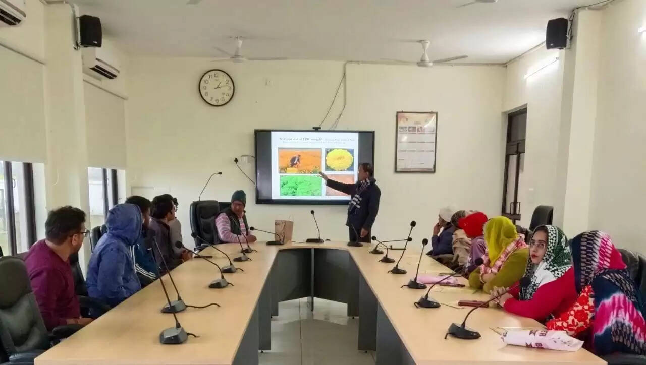 झज्जर में किसानाें काे फूलों की उन्नत खेती का दिया व्यवहारिक प्रशिक्षण