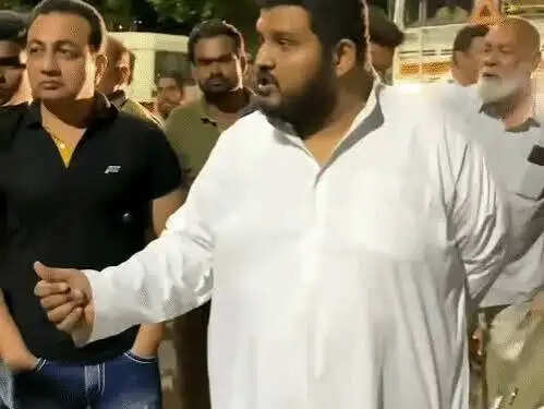 भोपाल में&nbsp;मेट्रो टीम पर भड़के कांग्रेस&nbsp;विधायक आतिफ अकील, बोले- बाहर निकलो, पहले अनुमति लेकर काम करें