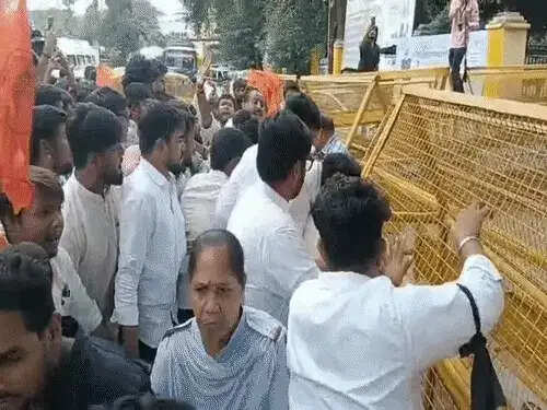 बैरिकेड तोड़कर इंदौर&nbsp;कलेक्टर कार्यालय परिसर में घुसे एबीवीपी कार्यकर्ता, गेट तोड़ने की कोशिश