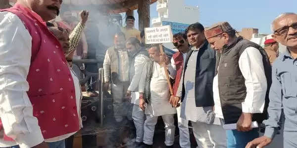 भाजपा पिछड़ा वर्ग मोर्चा ने राहुल गांधी का पुतला फूंका