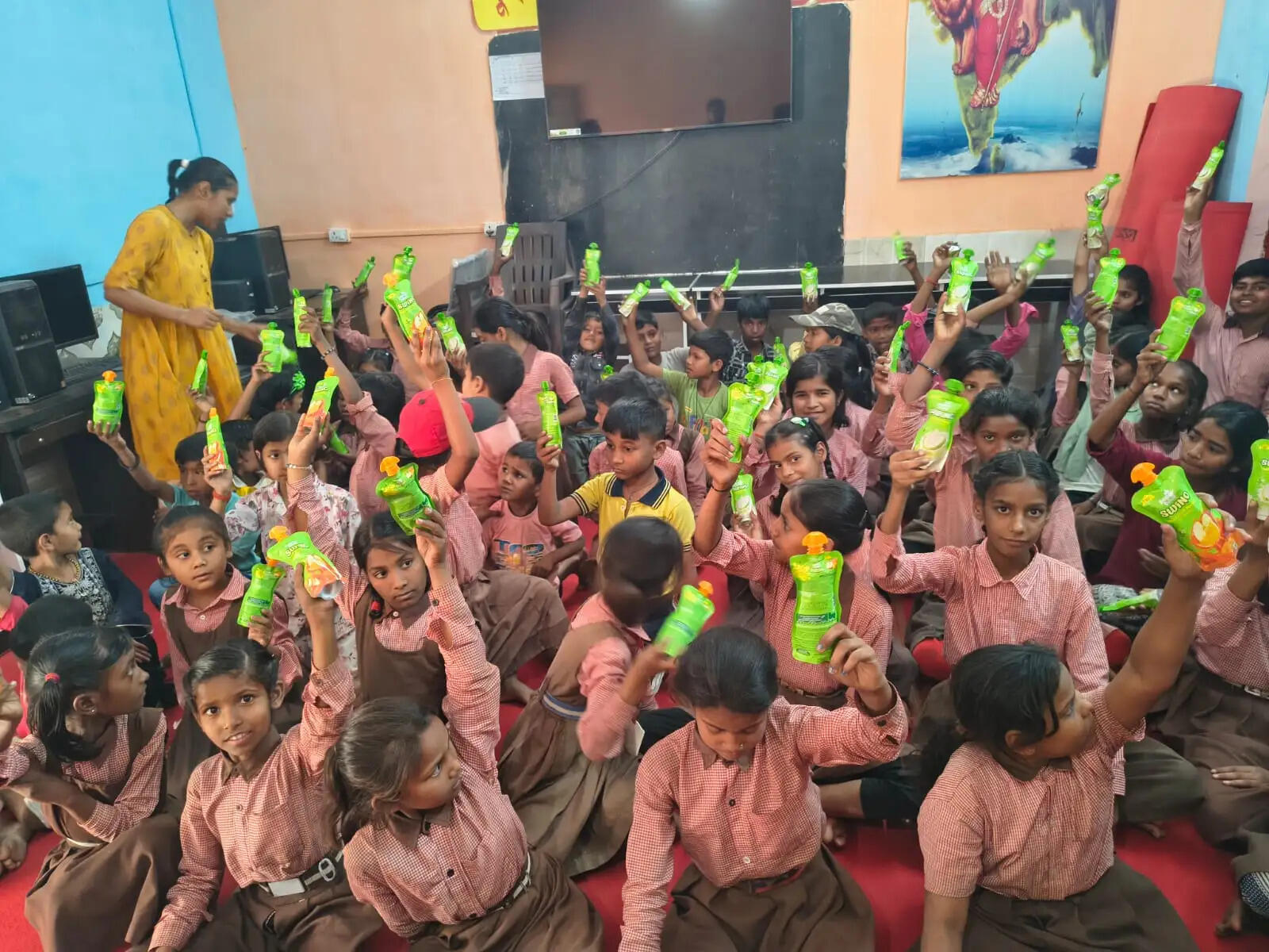 देवरिया: प्राथमिक विद्यालय में हीट स्ट्रोक से बचाव को लेकर विद्यार्थियों को जागरूकता किया