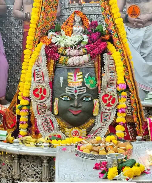 महाकाल का रजत चंद्र-त्रिपुंड और गुलाब के फूलों से श्रृंगार, राजा स्वरूप में दिए दर्शन,&nbsp;भस्म आरती में उमड़े श्रद्धालु