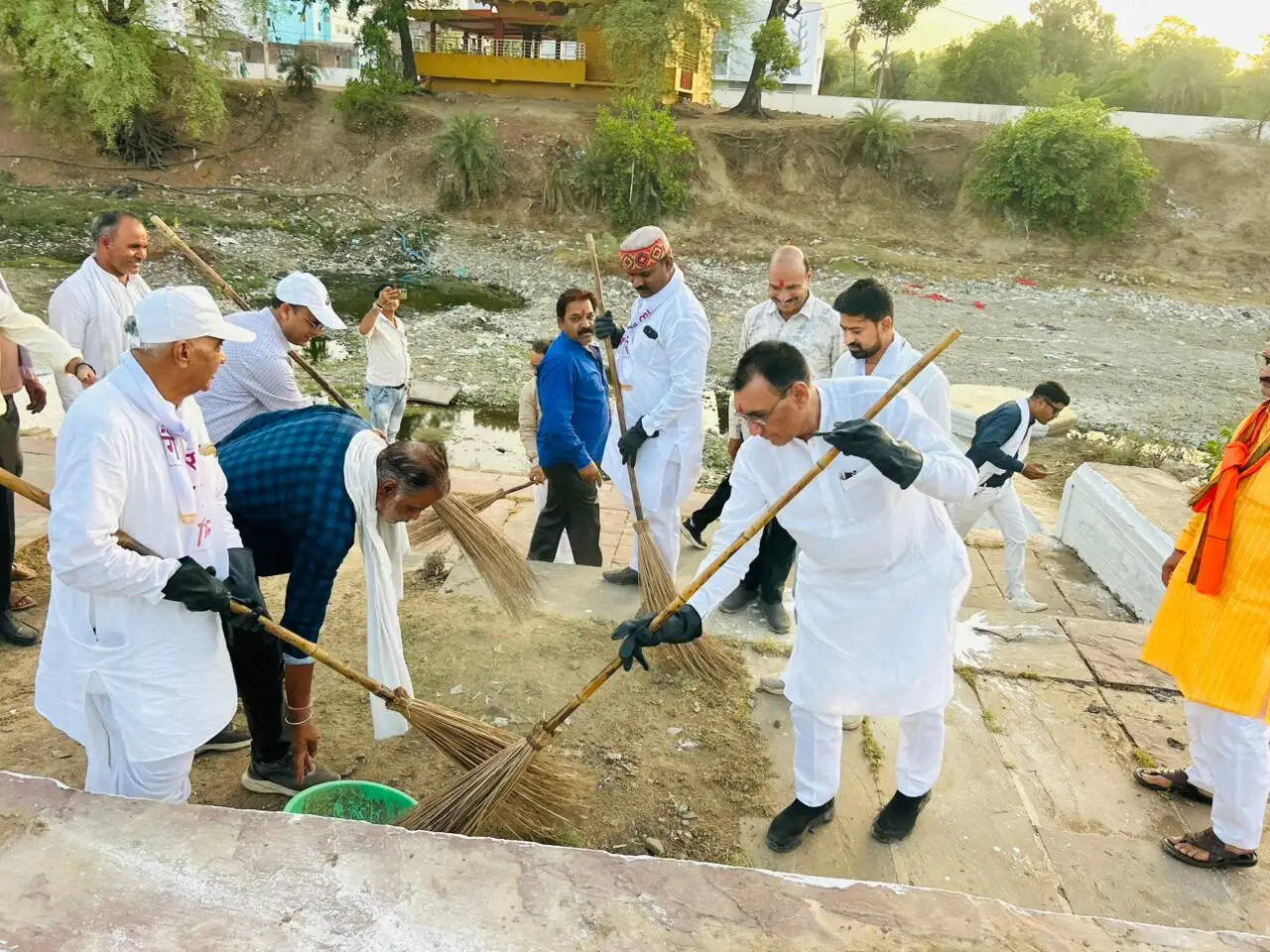राजगढ़ः गंगा दशहरा पर राज्यमंत्री पंवार ने किया श्रमदान