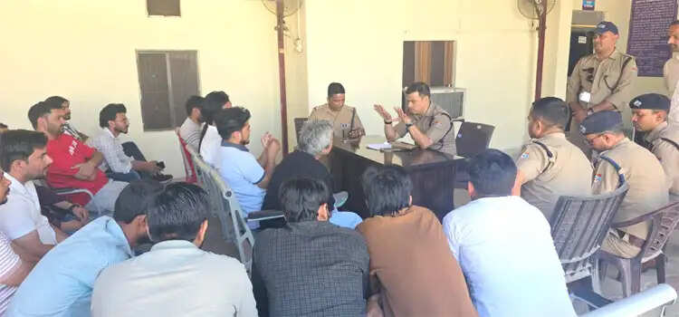 मोबाइल दुकानदारों के साथ बैठक कर पुलिस ने दिए सख्त निर्देश