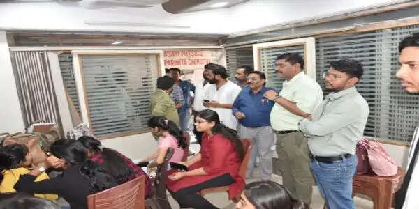 जबलपुर : अग्नि एवं भवन सुरक्षा मानकों में लापरवाही पर नगर निगम की कार्रवाई, पांच संस्थानों में की गई तालाबंदी