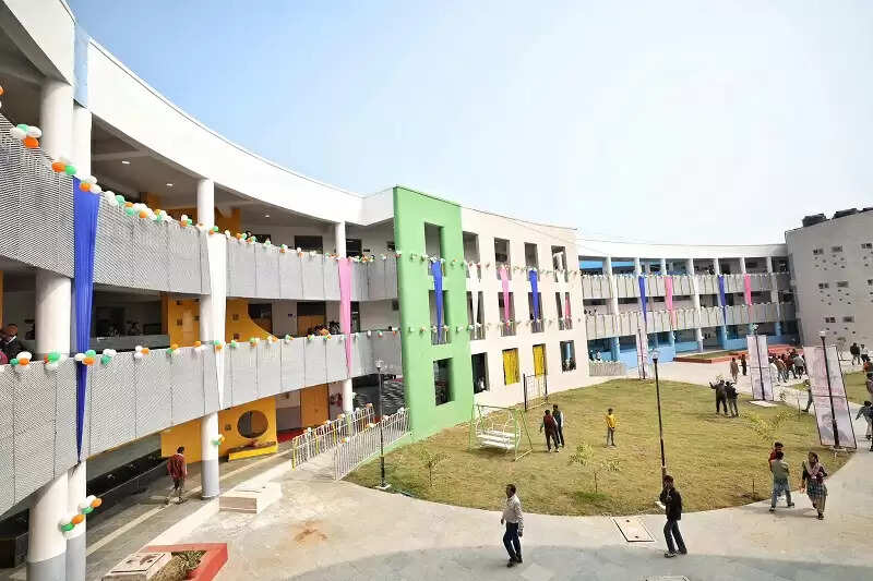 मप्र के अशोकनगर में ओलावृष्टि से प्रभावित किसानों के बीच पहुंचे सिंधिया, सर्वे और मुआवजे के दिए निर्देश