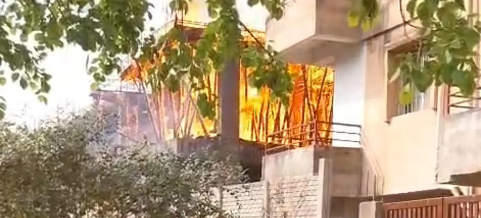 झाड़ी में लगी आग से जलकर खाक हुआ निर्माणाधीन भवन