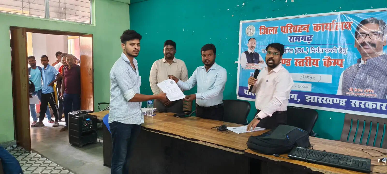 चितरपुर में लगा डीएल के लिए कैंप, 47 लोगों को दिया गया लर्निंग सर्टिफिकेट