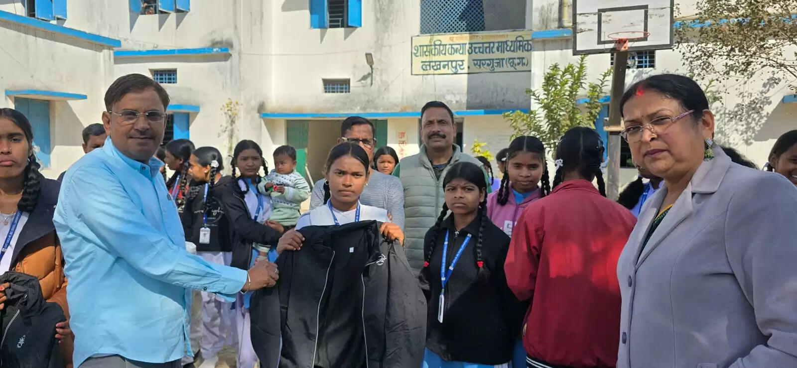 अंबिकापुर : कन्या स्कूल की छात्राओं को वितरित किए गए स्वेटर