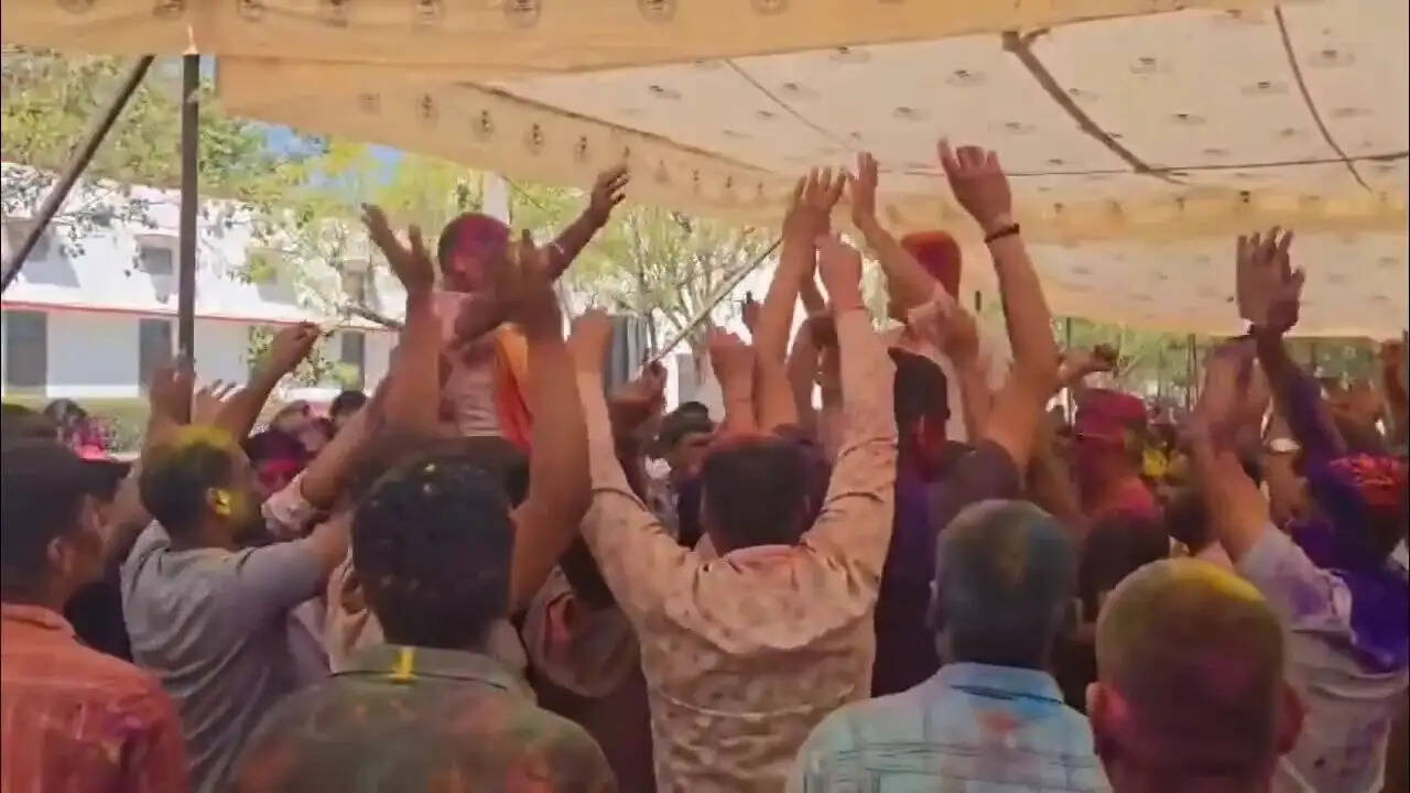 भीलवाड़ा पुलिस लाइन में रंगों की बौछार, जवानों ने एसपी को कंधों पर उठाकर किया डांस