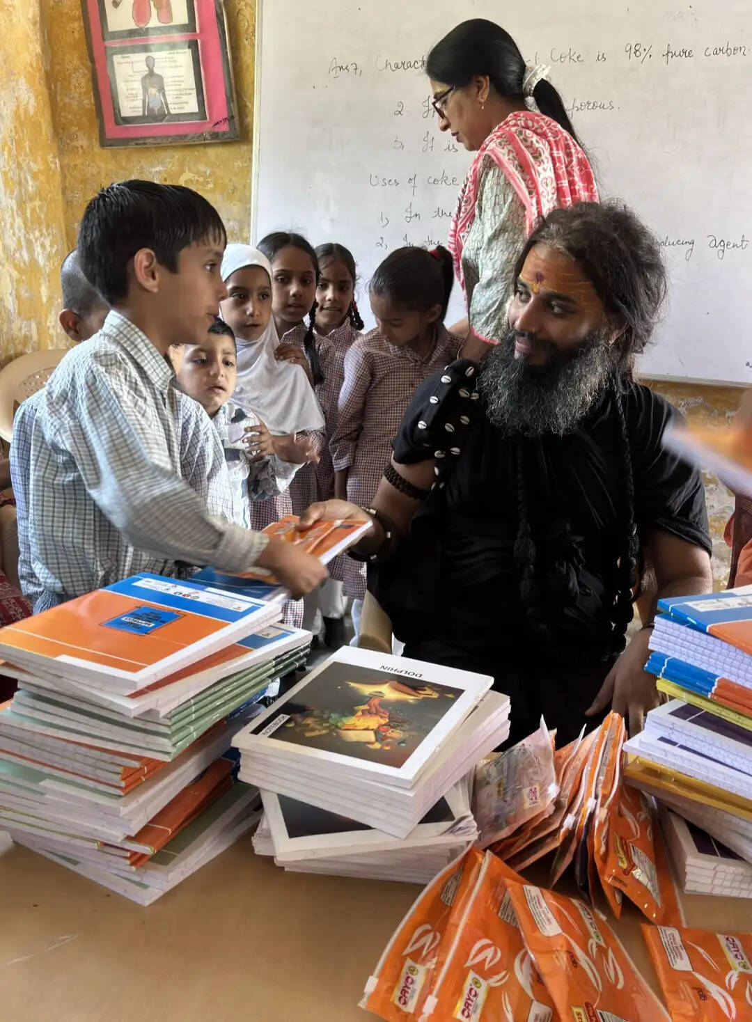 सरकारी मिडिल स्कूल राइका में शैक्षणिक सामग्री वितरित की