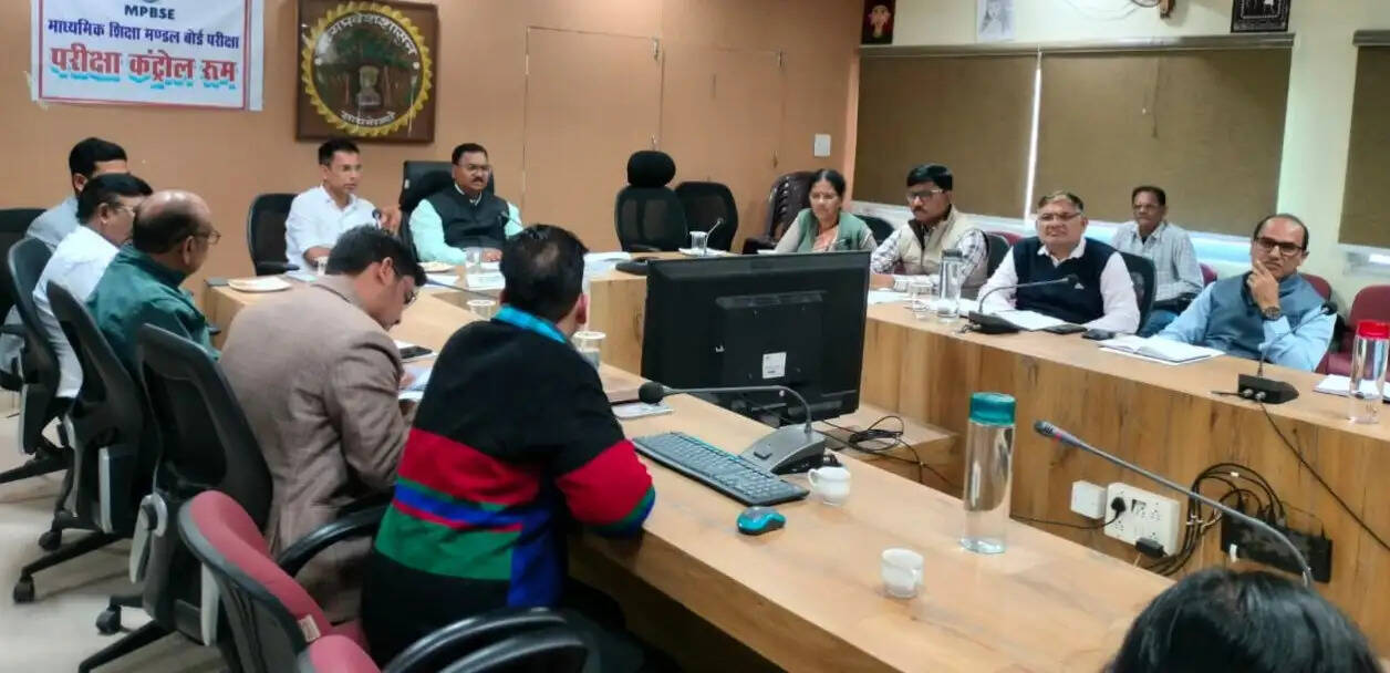 दमोह-संभागायुक्त ने अभियान समीक्षा में दिखाई सख्ती, समयबद्ध निराकरण पर दिया जोर