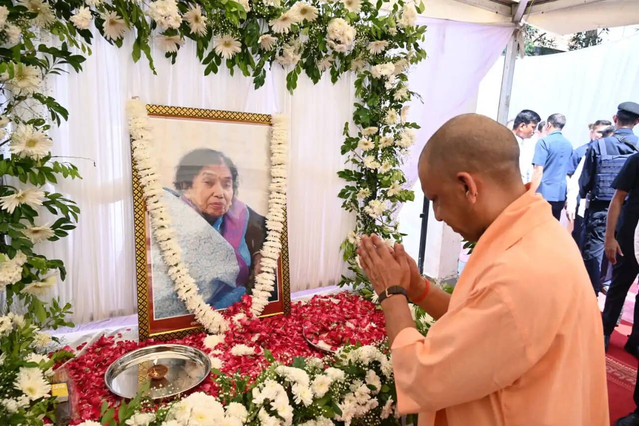 मुख्यमंत्री योगी आदित्यनाथ ने सुधा सिंह को दी श्रद्धांजलि, परिजनों को बंधाया ढांढस