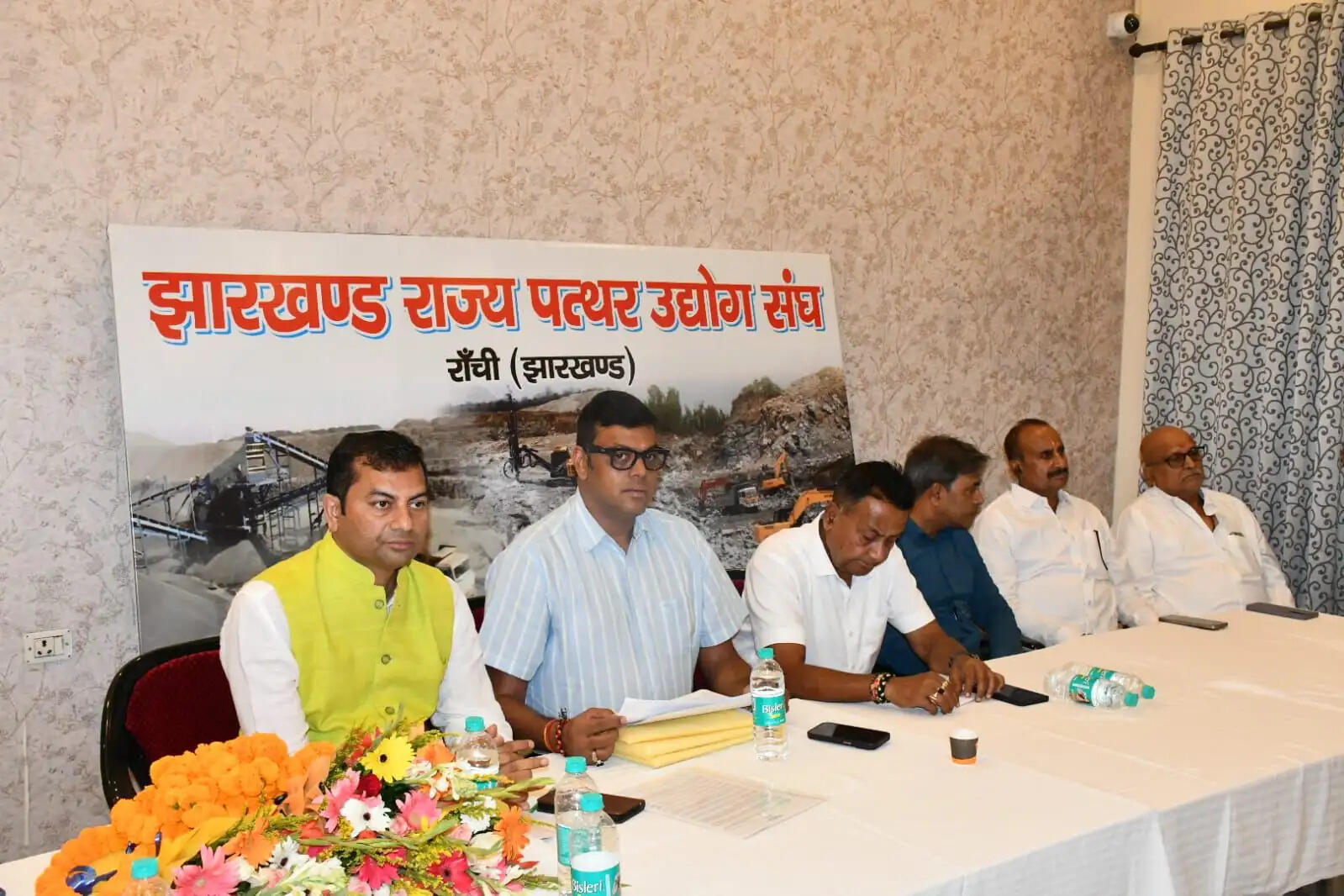 खादानों में वन सीमा की दूरी मानक से पत्थर उद्योग संकट में : चंद्रेश्ववर सिंह