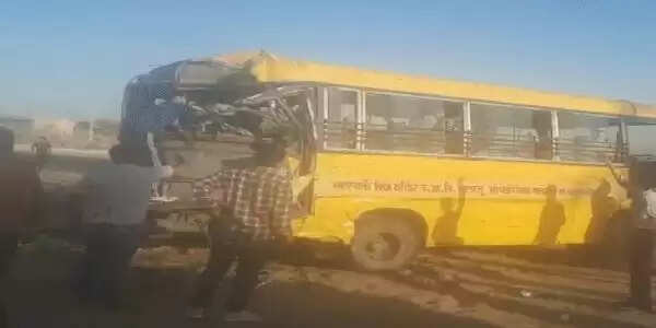 स्कूल बस को ट्रक ने मारी टक्कर, 10 बच्चे घायल, पांच की हालत गंभीर