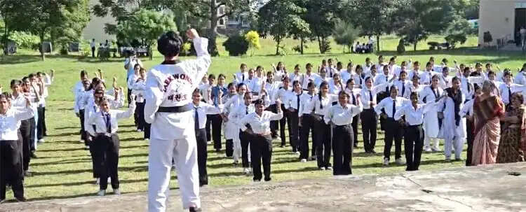 आत्मरक्षा के गुर सीखकर आत्मनिर्भर बनें छात्राएं, सुरक्षा और सशक्तीकरण पर जोर