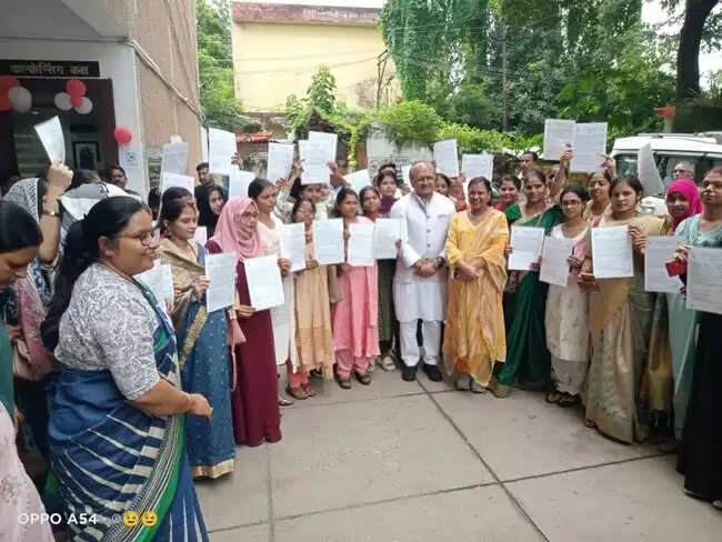 सिद्धार्थ नाथ सिंह ने शहर पश्चिमी के 35 आंगनबाड़ी कार्यकत्रियों को वितरित किया नियुक्ति पत्र