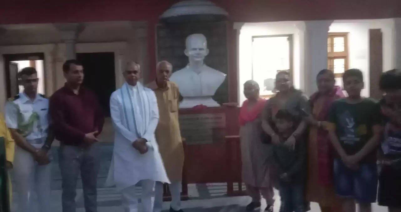 गुजरात के राज्यपाल ने बाबा विश्वनाथ के दरबार में लगाई हाजिरी, सारनाथ भ्रमण