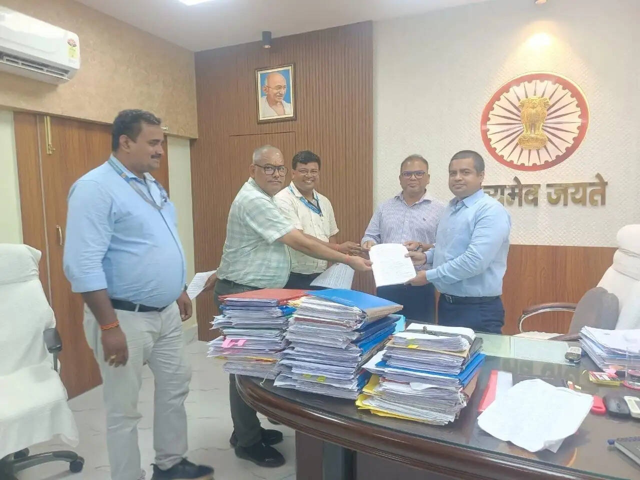 काला बिल्ला लगाकर आपूर्ति पदाधिकारियों का सांकेतिक विरोध