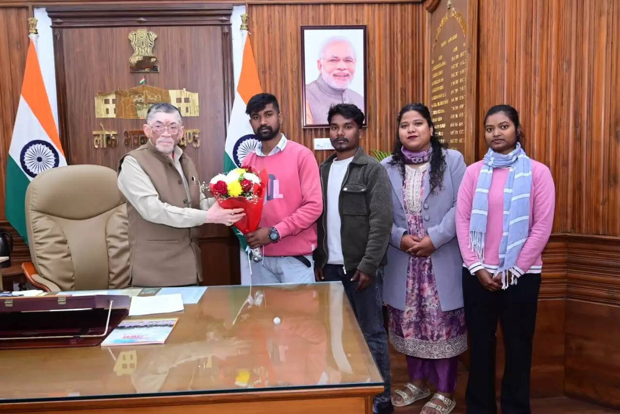 आदिवासी छात्र संघ के प्रतिनिधिमंडल ने राज्यपाल से की मुलाकात, छात्रों की समस्याओं से कराया अवगत