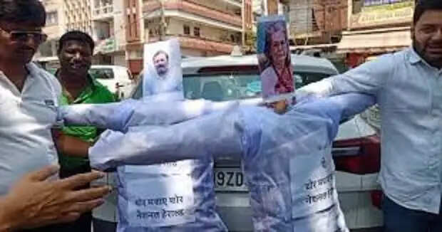भोपाल-&nbsp;इंदाैर में &nbsp;नेशनल हेराल्ड मामले में बीजेपी युवा मोर्चा का प्रदर्शन,&nbsp;सोनिया-राहुल&nbsp;का पुतला फूंका