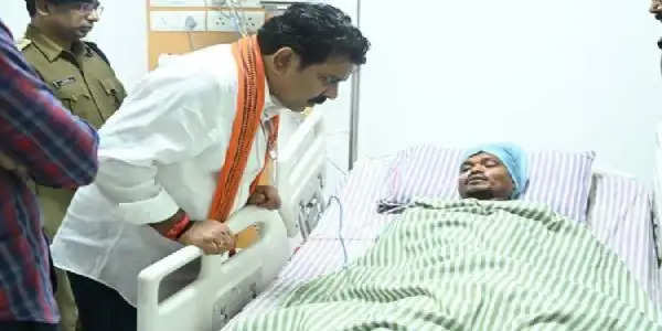 रायपुर : उपमुख्यमंत्री विजय शर्मा ने बीजापुर नक्सली हमले में घायल जवान का जाना हाल