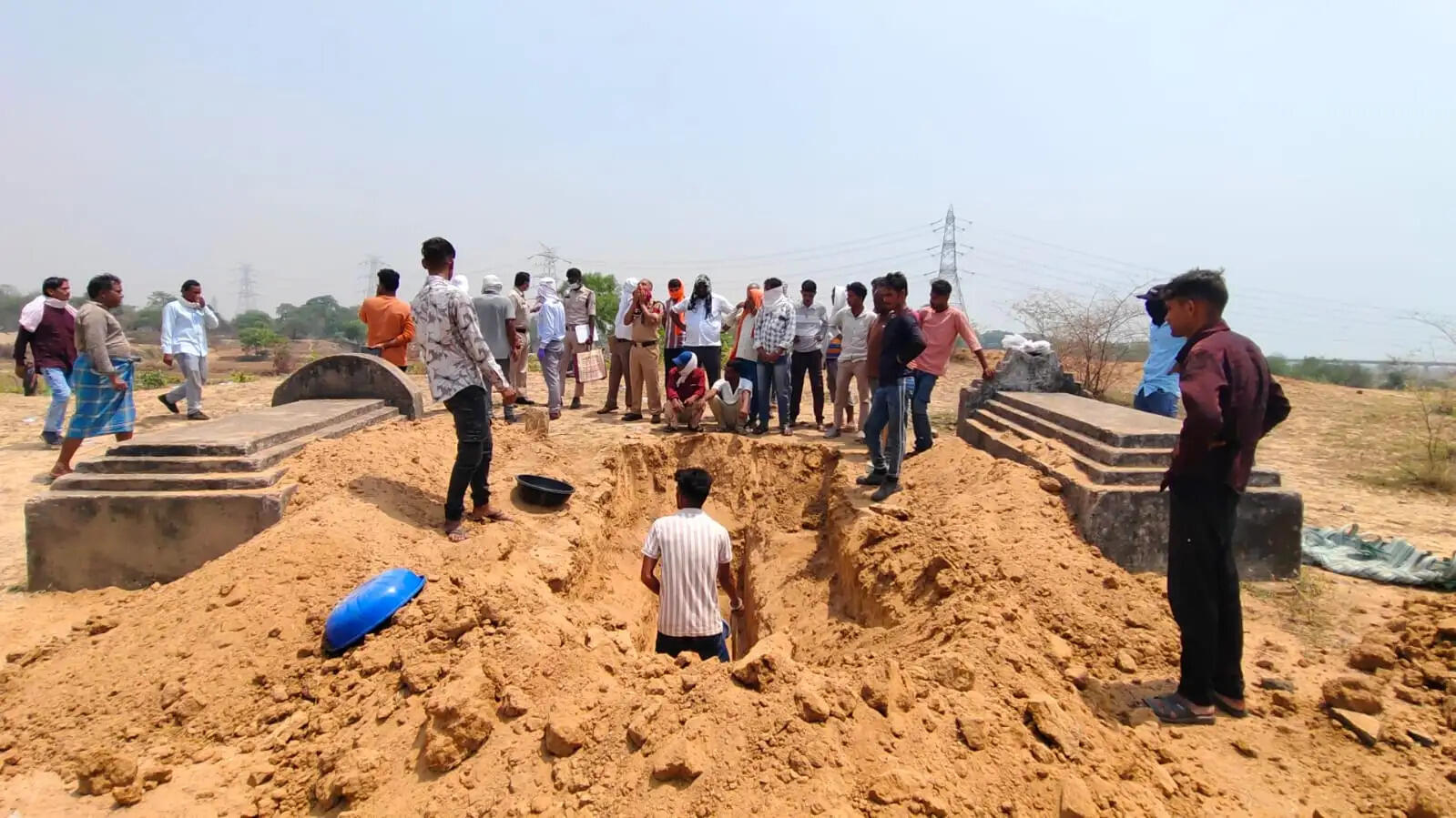 विनीता की मौत पर गहराया रहस्य: चौथे दिन कब्र से निकाला शव, दहेज प्रताड़ना और हत्या की आशंका