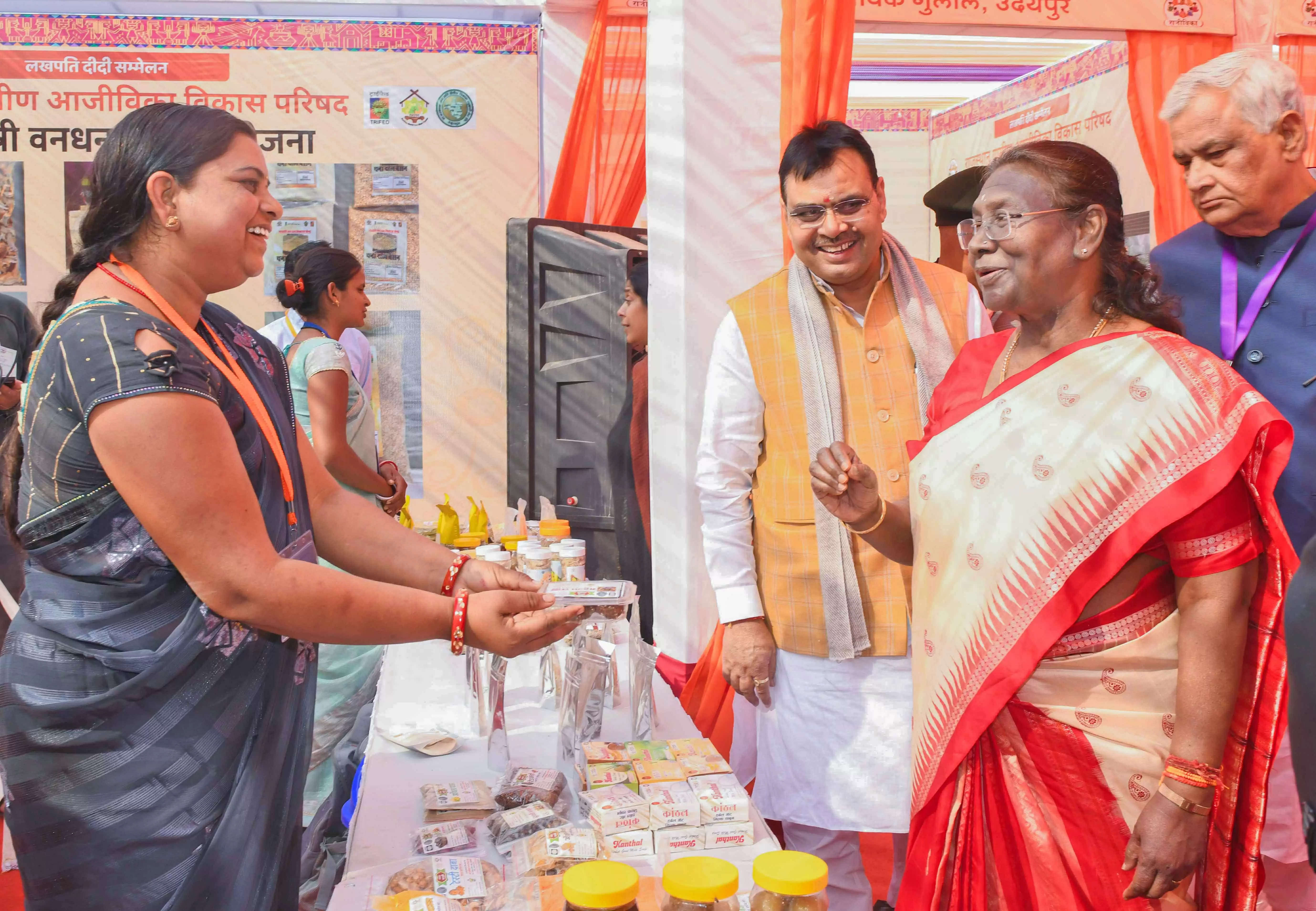 प्रकृति से सामंजस्य रख प्रसन्नतापूर्वक जीना आदिवासी समाज से सीखेंः राष्ट्रपति द्रौपदी मुर्मू