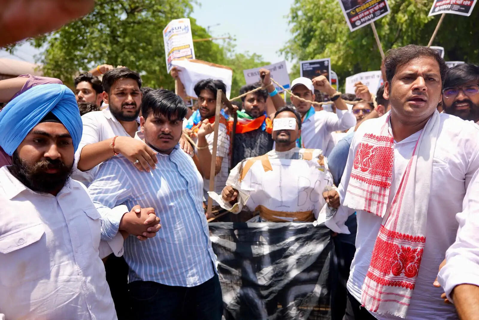 सीबीएसई मुख्यालय के बाहर एनएसयूआई का प्रदर्शन, मूल्यांकन प्रणाली में पारदर्शिता की मांग