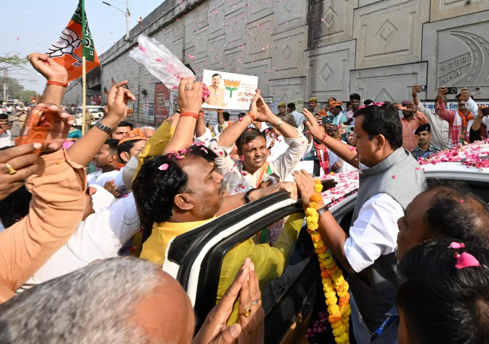 भदोही में भाजपा के राष्ट्रीय अध्यक्ष नितिन नवीन का जोरदार स्वागत, पार्टी कार्यकर्ताओं का उमड़ा सैलाब