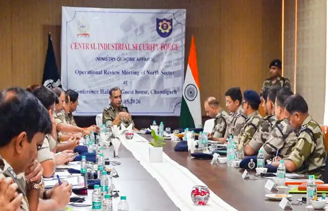 हवाई अड्डों की सुरक्षा और ड्रोन विरोधी प्रशिक्षण पर सीआईएसएफ की उच्च स्तरीय समीक्षा बैठक