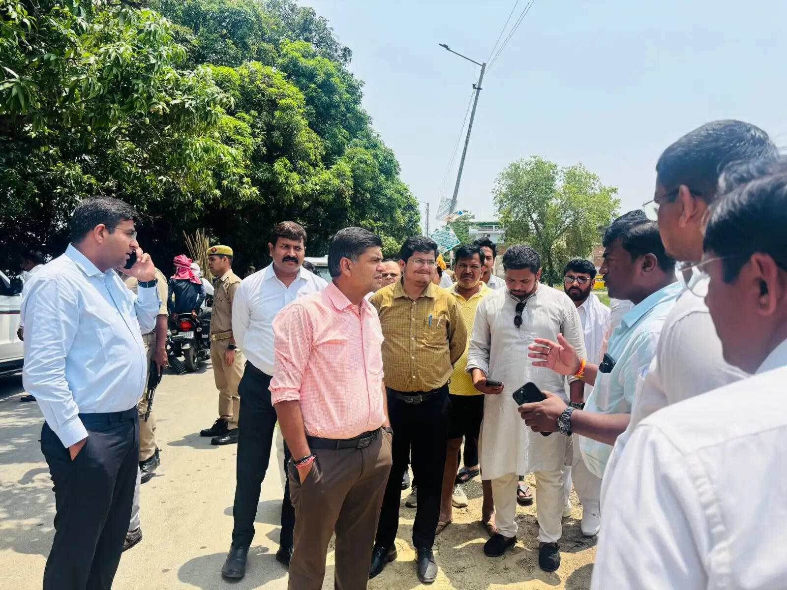 मंडलायुक्त एवं जिलाधिकारी ने किया प्रस्तावित रेल ऊपरगामीपुल निर्माण स्थल का निरीक्षण, दिए निर्देश