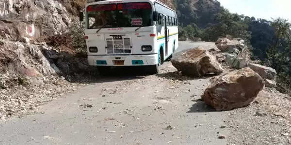 राष्ट्रीय राजमार्ग पर पहाड़ी दरकने से बोल्डर टूट कर मुख्य सड़क पर गिरा, मार्ग बाधित